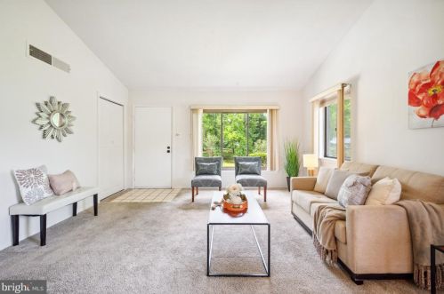 9 Maplewood Ct, West Deptford NJ 08066-2406 exterior