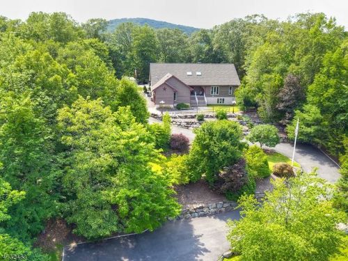 46 Custer Dr, Skyline Lakes, NJ 07456-1103