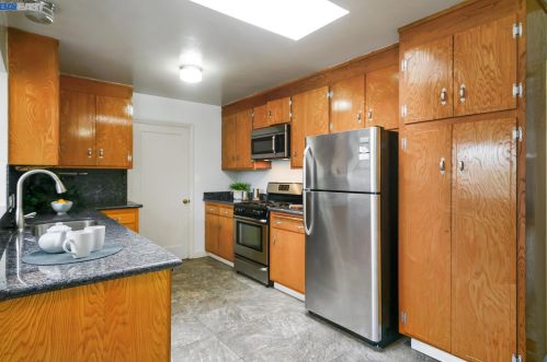 2165 Bradhoff Ave, San Leandro CA 94577-6119 exterior