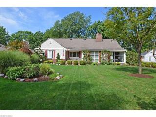 1382 Melrose Dr, Cleveland, OH 44145-2803