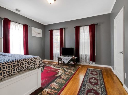 6 Rowe St, Newton MA 02466-1596 exterior