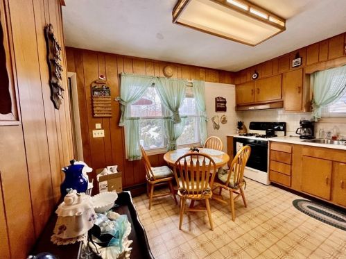 1083 Phillips Rd, New Bedford MA 02745-1716 exterior