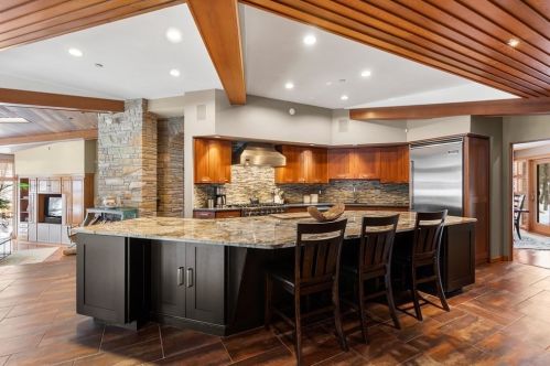 44 Sears Rd, Southborough MA 01772-1101 exterior