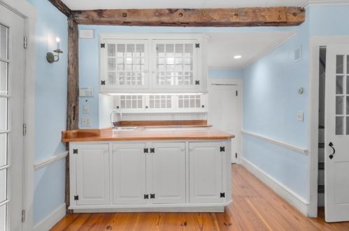 2 Brookshire Rd, Worcester MA 01609-1251 exterior