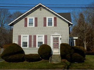 59 County Rd, Barrington, RI 02806-4502