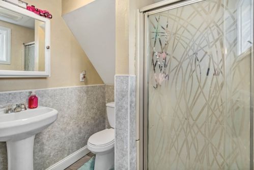 22 Milton St, Worcester MA 01605-3230 exterior