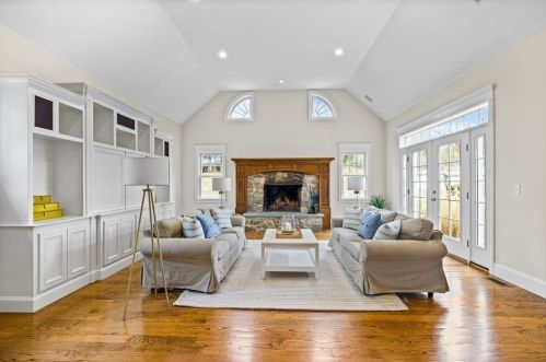 44 Canterbury St, Hingham MA 02043-1453 exterior