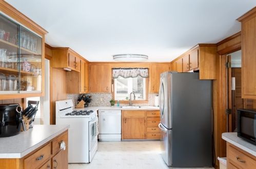 28 Arthur Ave, Dracut, MA 01826-5009