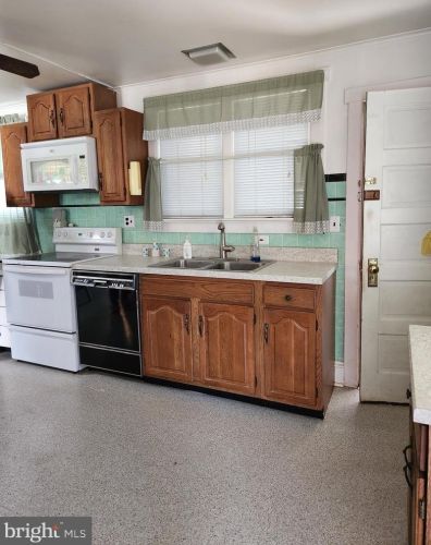 325 Billings Ave, West Deptford NJ 08066-1157 exterior