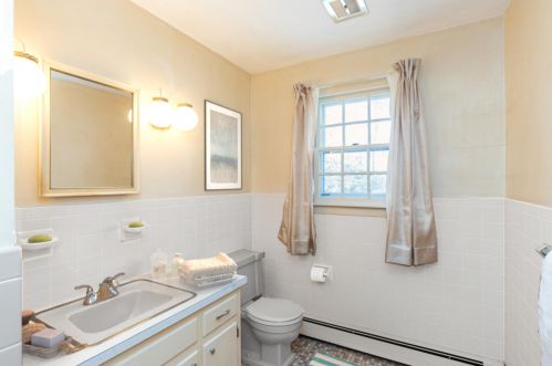 27 Huettner Rd, Falmouth MA 02543-1508 exterior