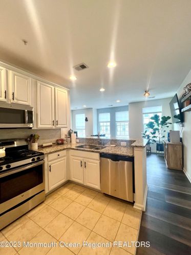 39 Jake Dr, Tinton Falls NJ  07712-7533 exterior