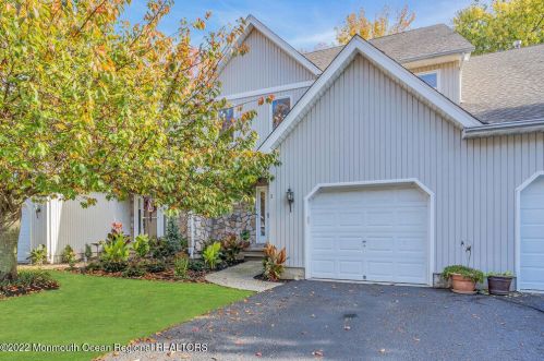 3 Hickory Ln, Little Silver, NJ 07739-1245