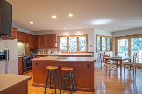 61 Vly Rd, Amherst MA 01002-9717 exterior