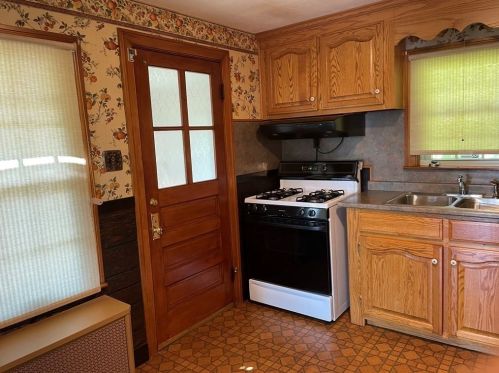 28 Harwich St, Worcester, MA 01607-1612