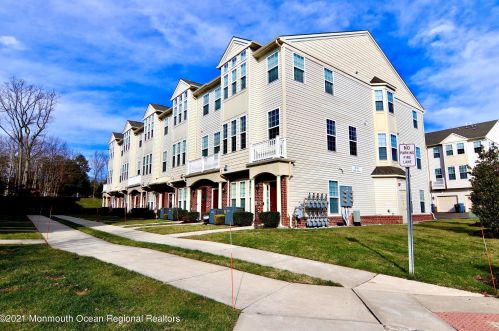 29 Jake Dr, Tinton Falls NJ 07712-7533 exterior