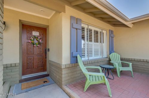 725 Country Gables Dr, Phoenix AZ 85053-4528 exterior