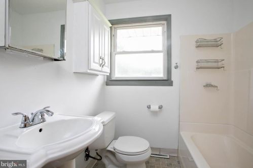 121 Hannold Blvd, West Deptford NJ 08096-1815 exterior