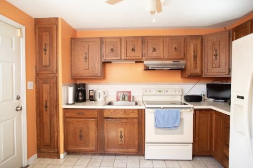 462 Oak Grove Ave, Fall River, MA 02723-2731