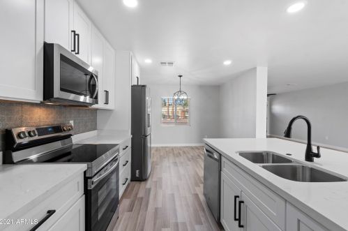 3015 Corrine Dr, Phoenix AZ 85029-1965 exterior