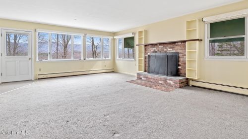 386 Oblong Rd, Williamstown MA 01267-3039 exterior