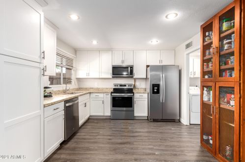 2858 Clarendon Ave, Phoenix AZ 85033-4117 exterior