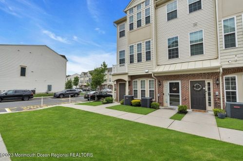 16 Kyle Dr, Tinton Falls NJ 07712-7536 exterior