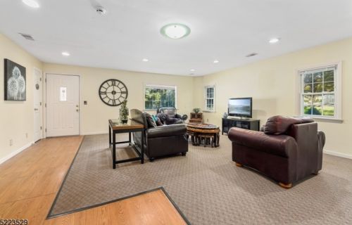 27 Ridgedale Ave, East Hanover NJ 07936-1804 exterior