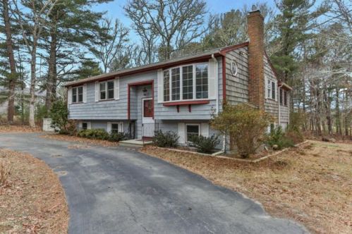 2 Churchill Ave, Wareham, MA 02571-2617