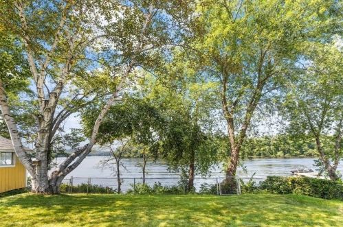 379 Main St, Groveland MA 01834-1428 exterior