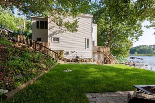 90 Peters Pond Dr, Dracut, MA 01826-1728