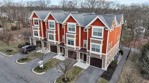 2002 Symmes Cir, Arlington, MA 02474-2966