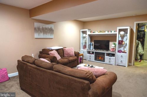 128 Mt Vernon Ct, West Deptford NJ 08096-6895 exterior