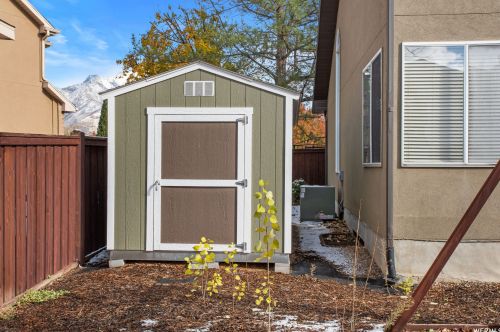 9232 Stone Ridge Cir, Sandy UT 84093-2698 exterior