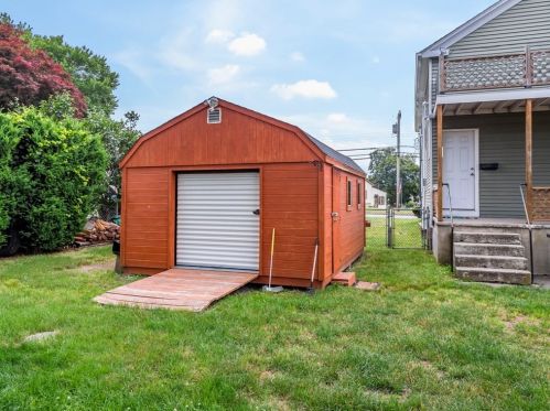 175 Middle Rd, New Bedford MA 02743-2016 exterior