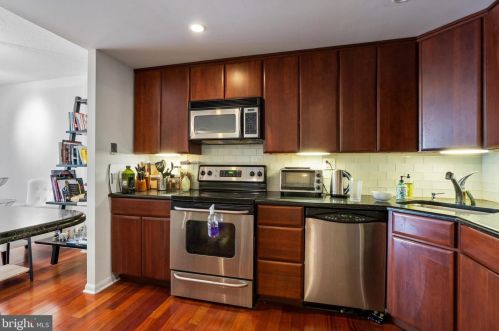 241 6th St, Philadelphia, PA 19106-3723