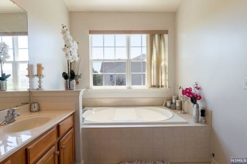 204 Olivio Dr, Belleville NJ  07109-5352 exterior