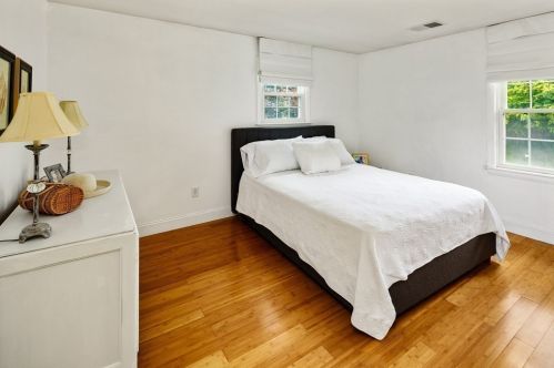 10 Leonard St, Hingham MA 02043-4725 exterior