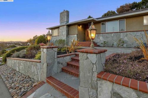 1476 Regent Dr, San Leandro CA 94577-5323 exterior