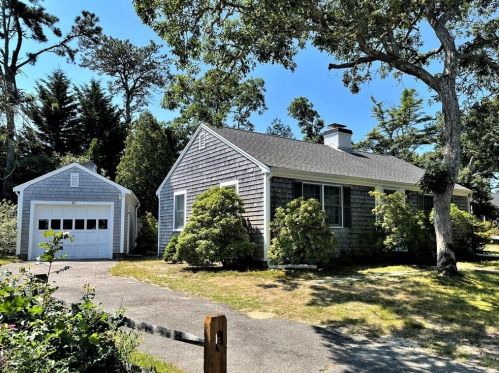 101 Clearwater Dr, Harwich, MA 02645-2901