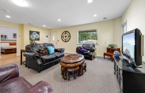 27 Ridgedale Ave, East Hanover NJ 07936-1804 exterior