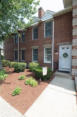 9 Mansion Woods Dr, Agawam, MA 01001-2398