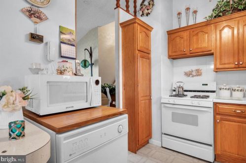 228 Somerset Rd, West Deptford NJ 08096-6066 exterior