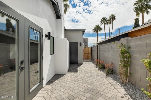 1038 Clarendon Ave, Phoenix AZ 85033-4119 exterior