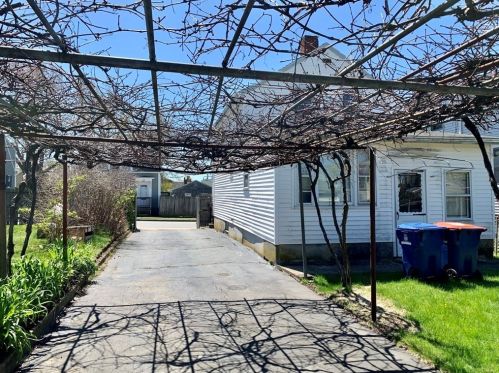 199 Smith St, New Bedford, MA 02740-4222