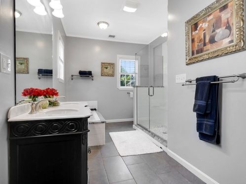 6 Rowe St, Newton MA 02466-1596 exterior