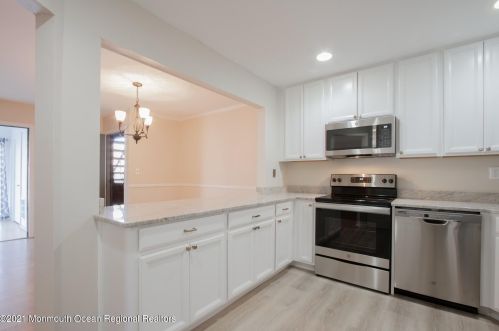 7 Medford Ct, Tinton Falls, NJ 07701-5445