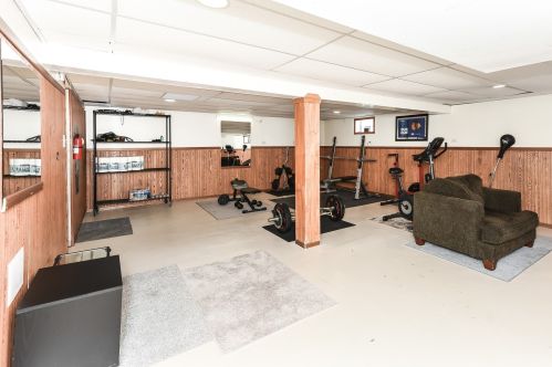 8738 Bruce Dr, Niles IL 60714-2344 exterior