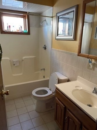 72 Winsor St, New Bedford MA 02744-1843 exterior