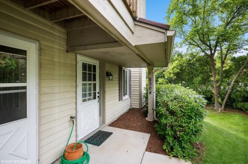 5504 Barclay Ct, Willowbrook, IL 60514-1680