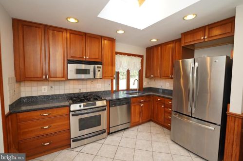 17 Stonicker Dr, Trenton NJ 08648-3215 exterior